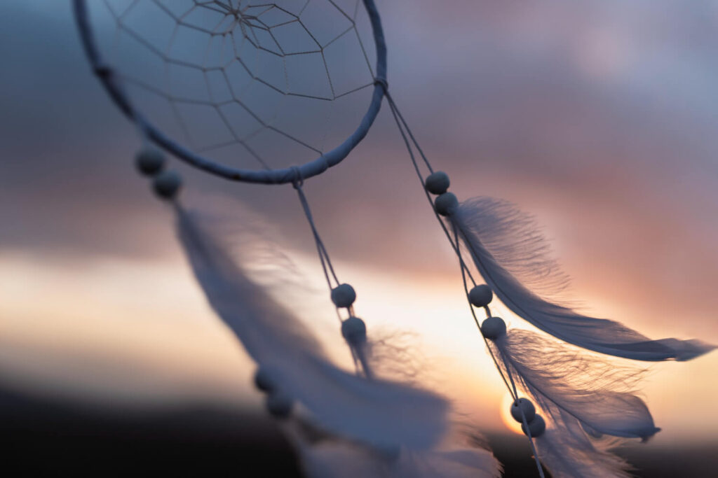Signification spirituelle d'un objet qui tombe tout seul : interprétations et messages 3