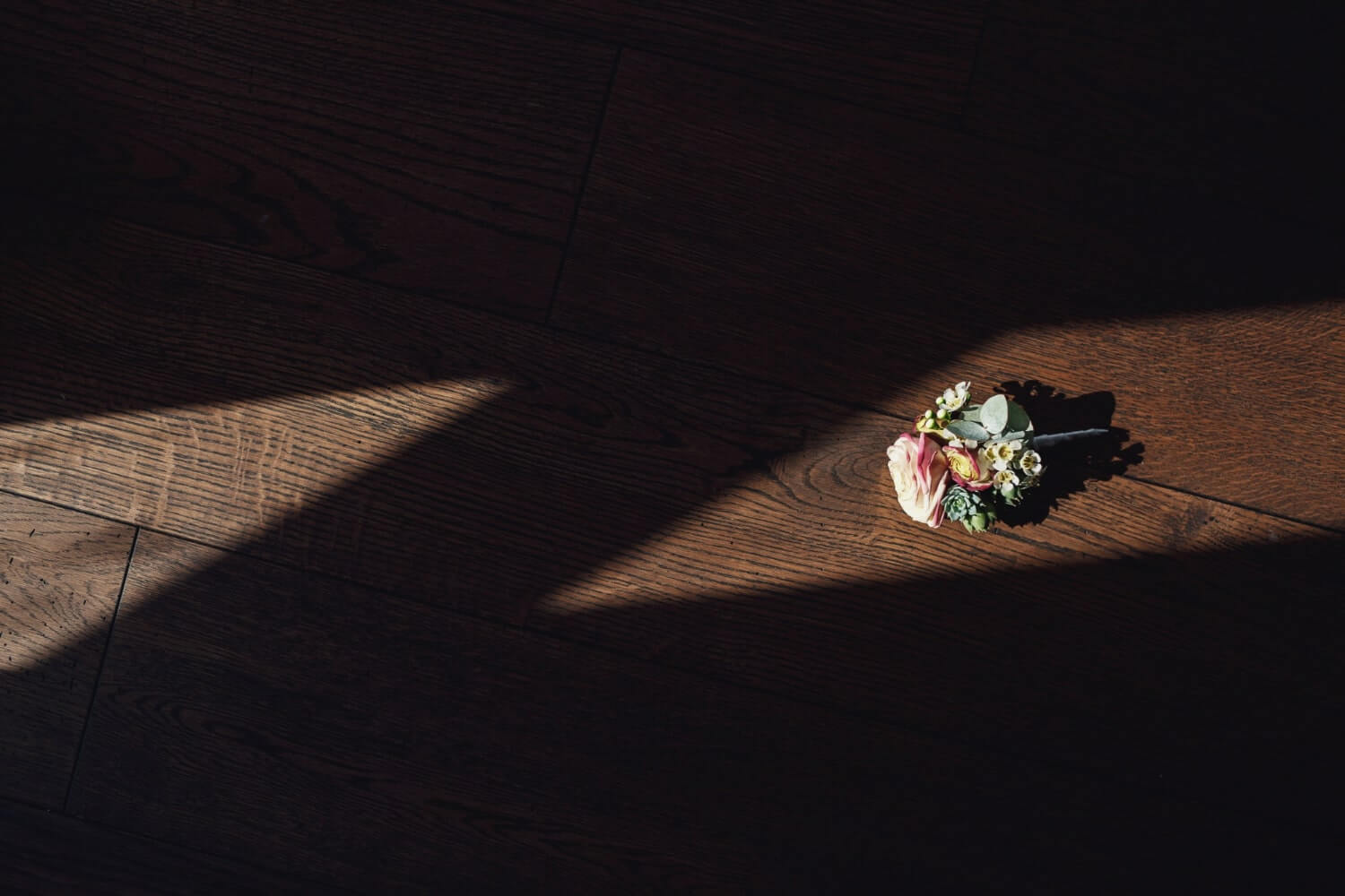 Objet tombant mystérieusement dans une maison avec éclairage spirituel