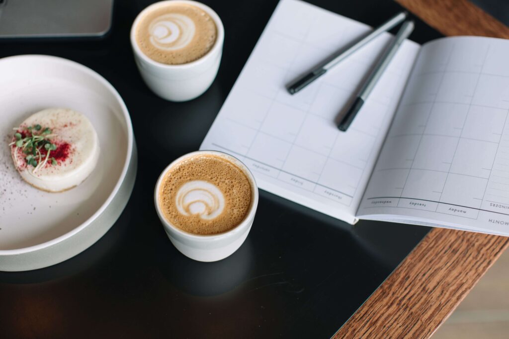 tasse à café dans un bar avec un carnet