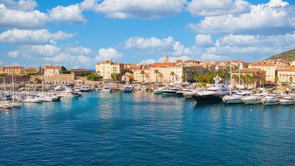 photo de la mer et d'une ville Corse 2025