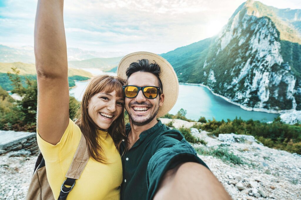 couple heureux de voyageurs qui se prennent en selfie