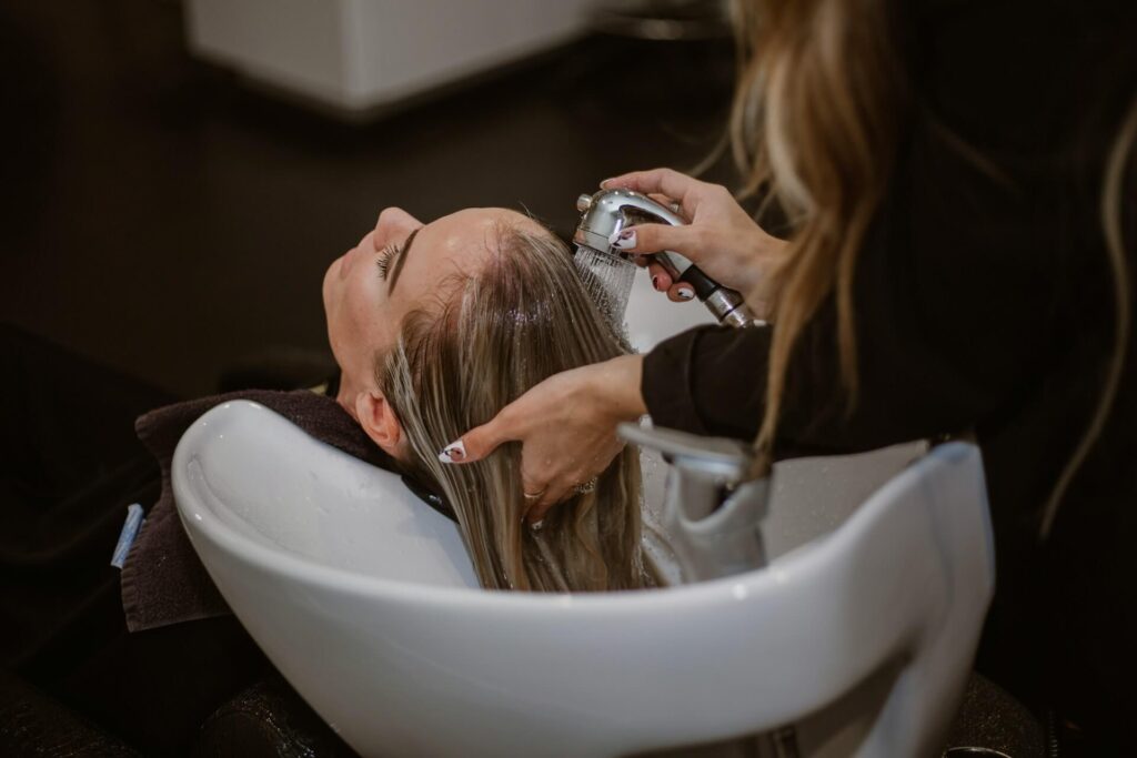 lavage de cheveux sur coloration