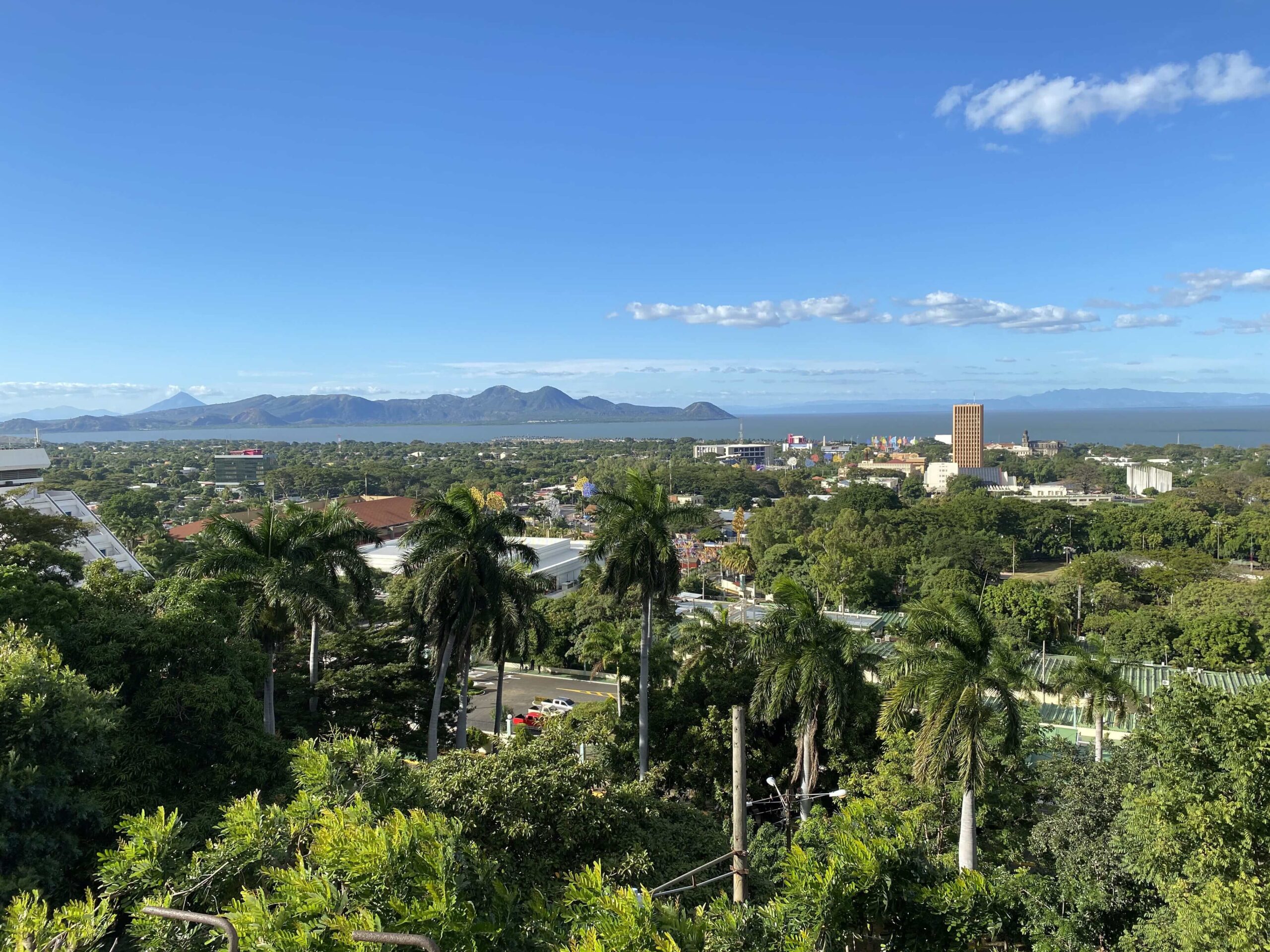 Paysage de Roseau en Dominique montrant la ville paisible entourée de montagnes tropicales luxuriantes, illustrant la sécurité de la destination