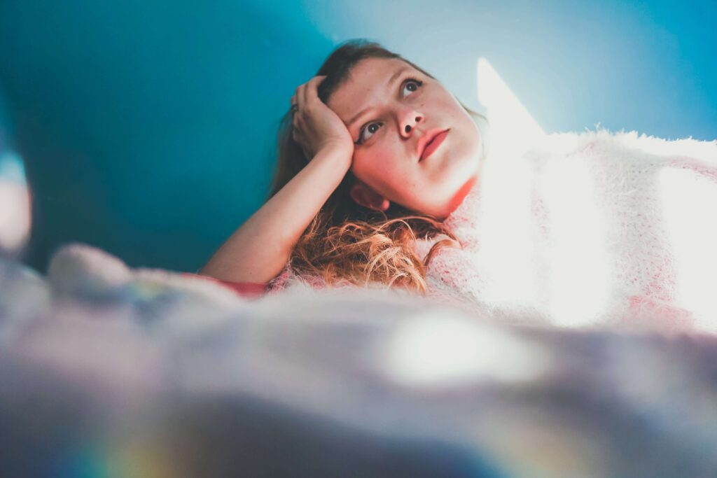 Femme dormant paisiblement illustrant les rêves d'ex-conjoint et leur signification