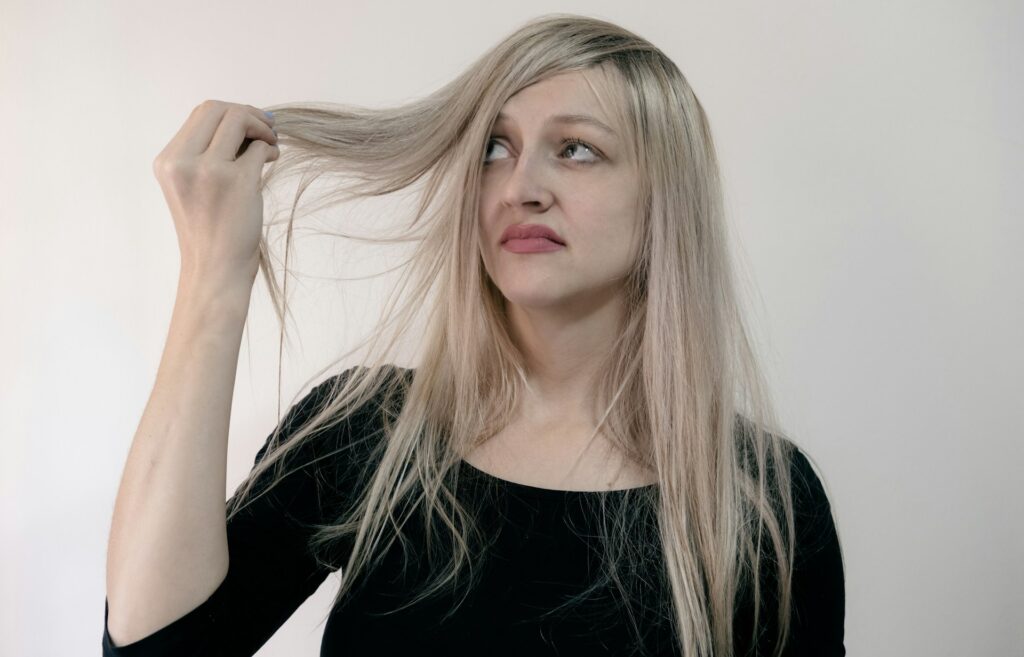 comment enlever une patine grise sur mes cheveux
