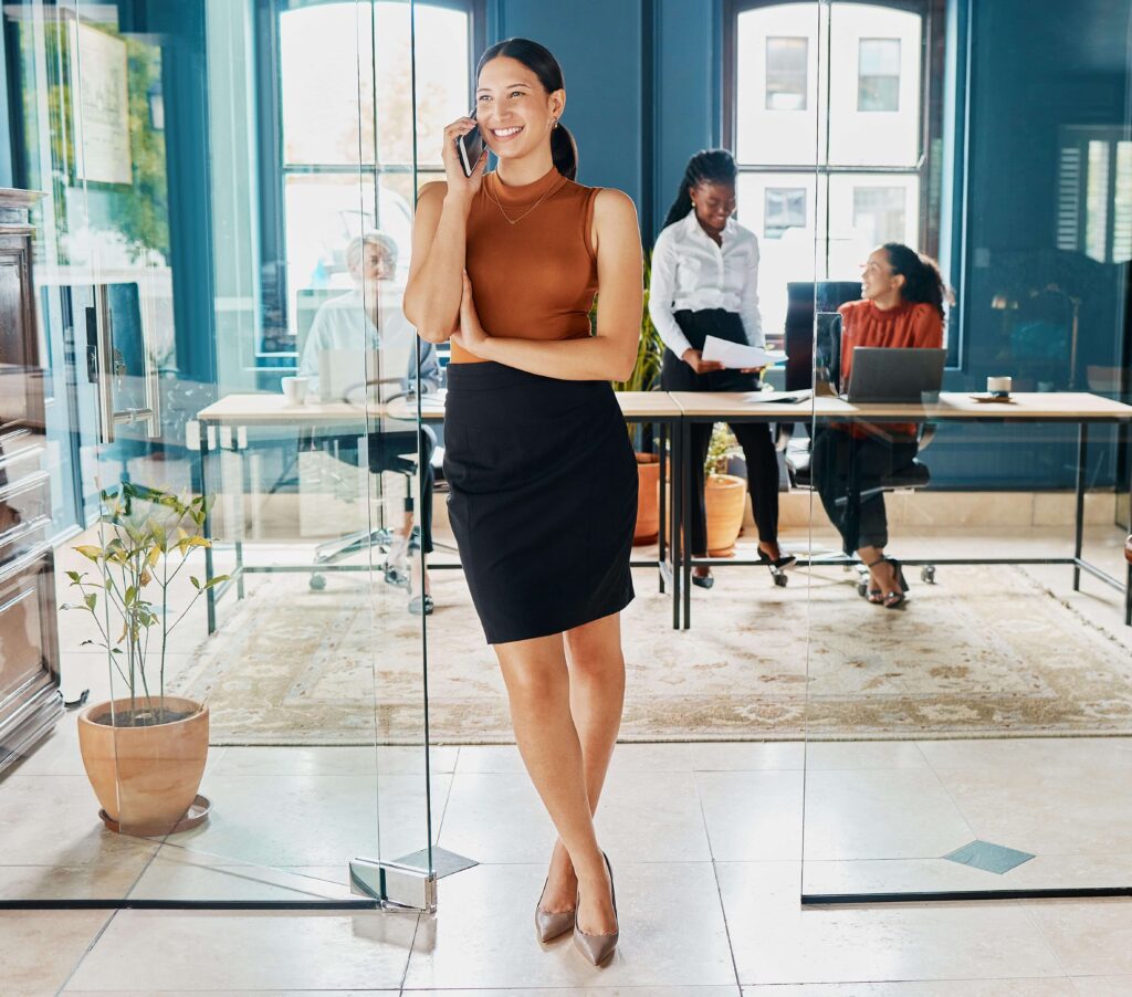 Porter des bas au bureau sans faux pas : Le guide expert 4 Tenue de travail complète avec bas adaptés dress code