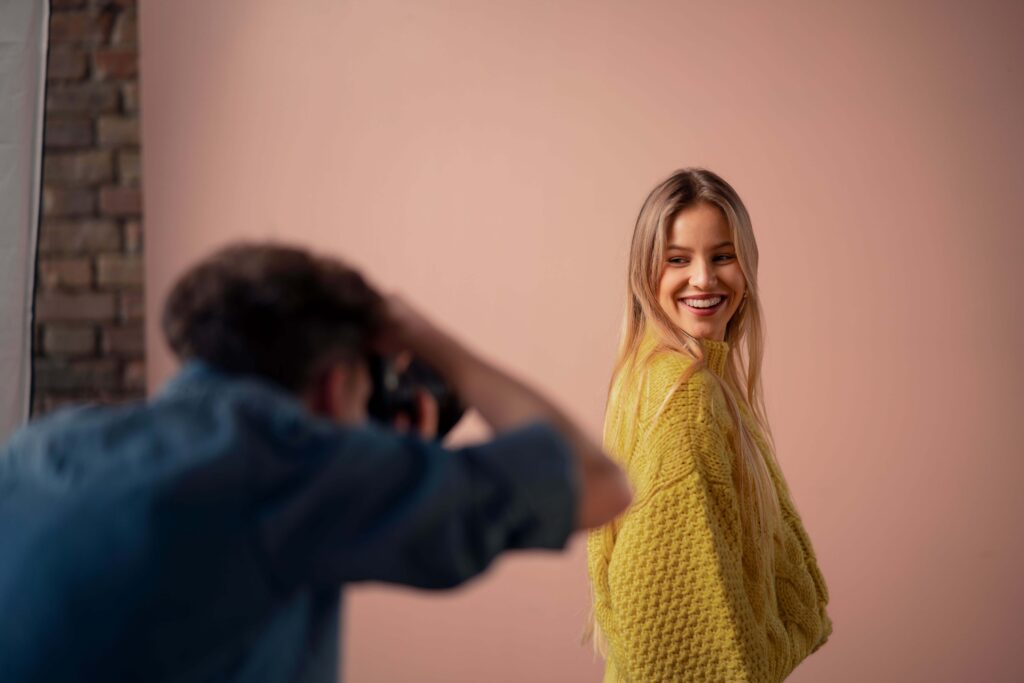 jeune-photographe-prenant-des-photos-de-son-modèle-de-dos