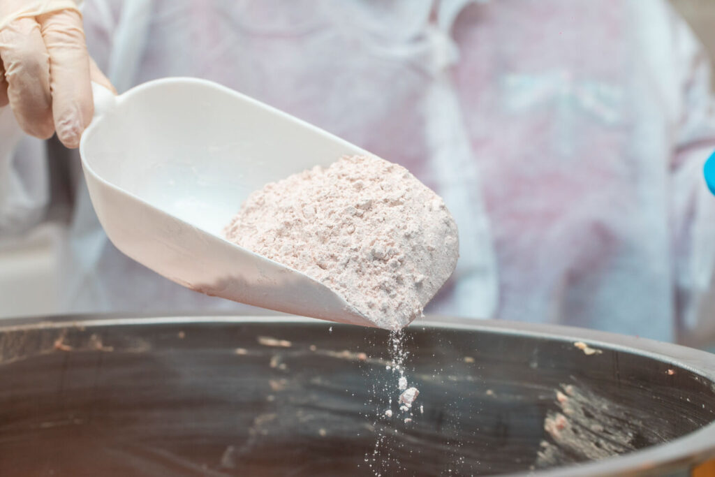 Erreur en cuisine en mettant de la levure de boulanger dans une pâte à gâteau au lieu de levure chimique.