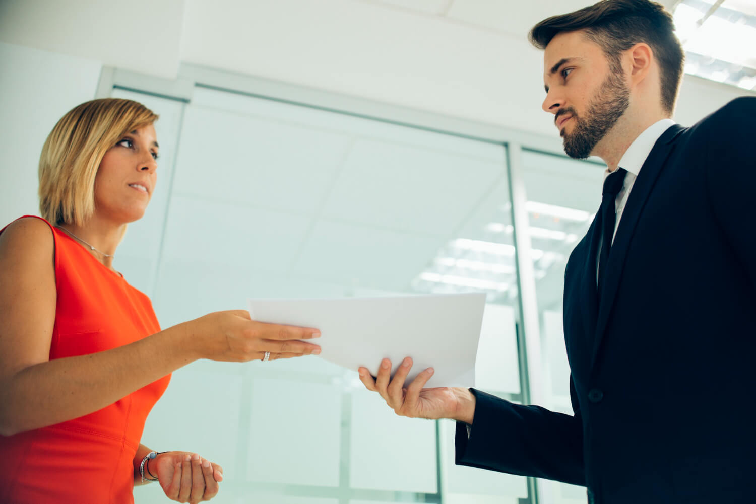 Employé à qui son employeur demande de quitter son poste, et qui réfléchit à ses droits pour ne pas démissionner.