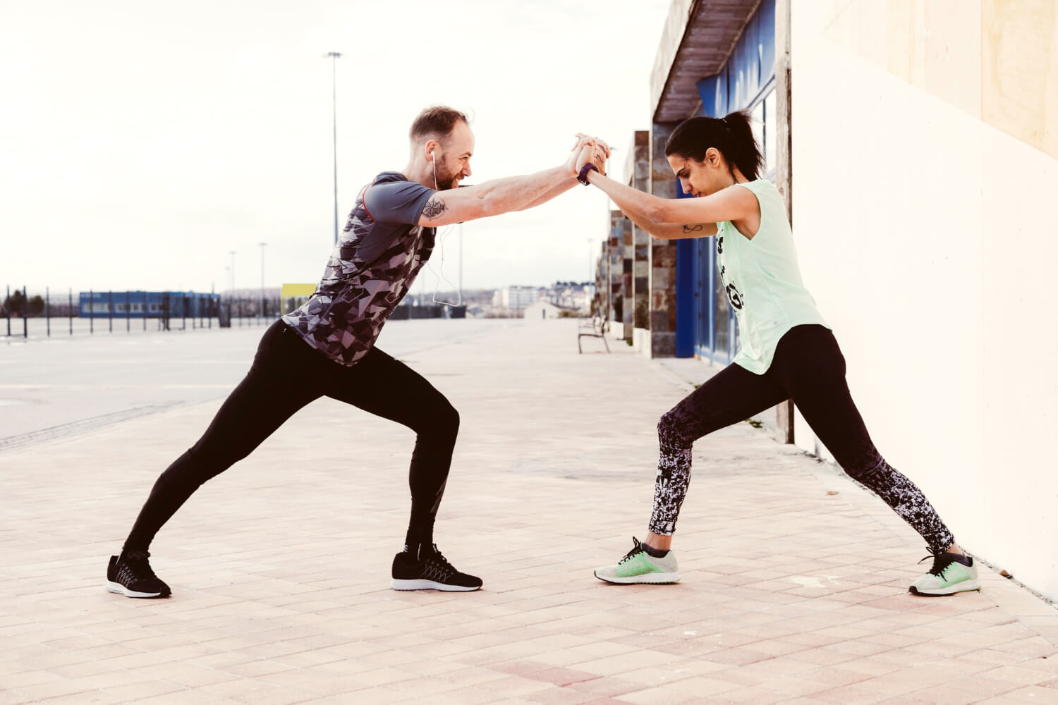 Homme portant des collants de sport sous un short, illustrant comment et pourquoi un homme peut porter des collants