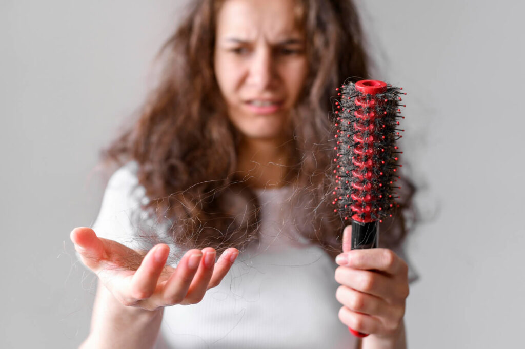 Cheveux secs et abîmés effet paille après une permanente, nécessitant des soins réparateurs