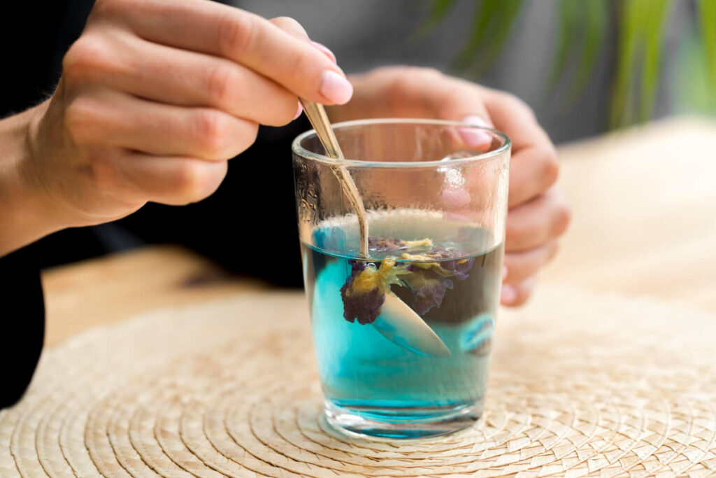 Gros plan sur de la moisissure dans une boisson, illustrant les risques et que faire après en avoir bu.