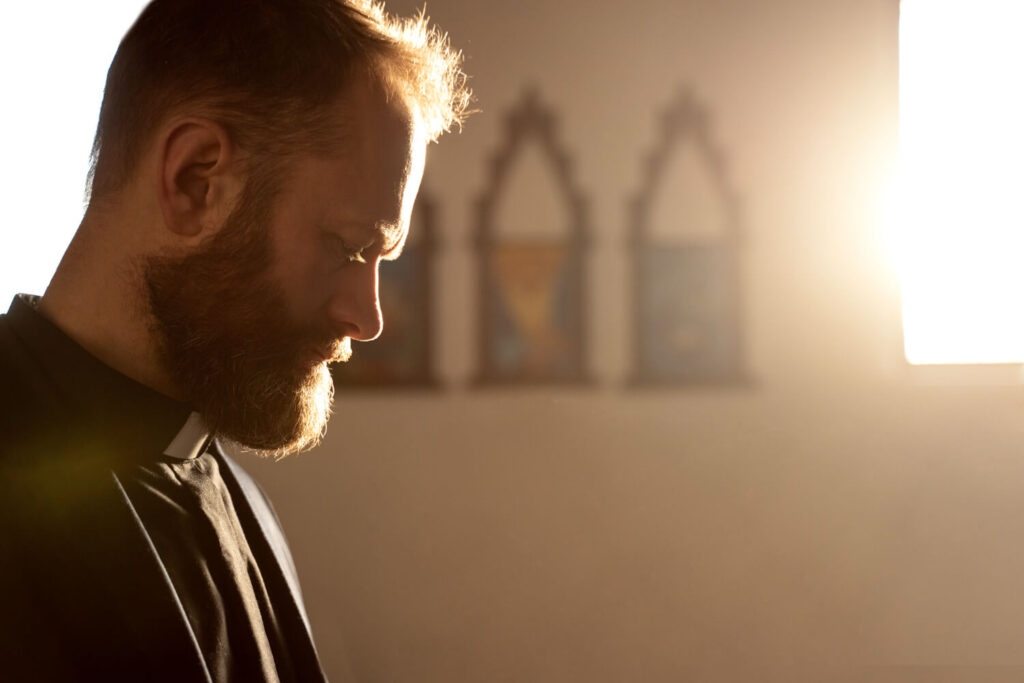 Personne réfléchissant aux conséquences de ne pas être baptisé dans la religion catholique.
