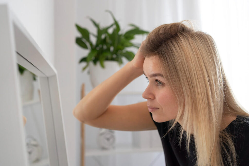 Femme déçue par sa couleur de cheveux, se demandant si elle peut faire 2 colorations en 3 jours.