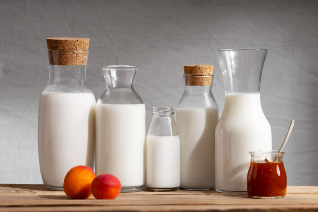 différentes tailles de récipient avec du lait