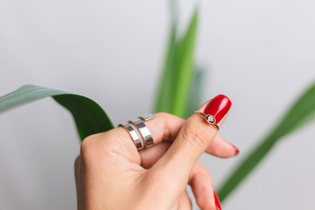 Ongle avec un vernis semi-permanent qui se décolle, et les astuces pour le recoller.