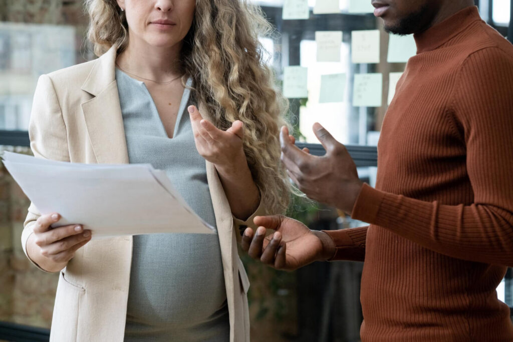 Salarié vérifiant son bulletin de paie car il fait moins d'heures que son contrat CDI et s'interroge sur ses droits.