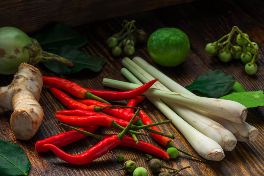 Alternatives pour remplacer la citronnelle en cuisine, comme le citron vert, la verveine ou le gingembre.