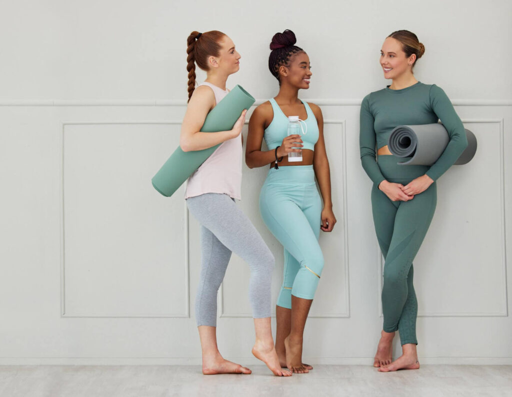 Mode cosmétique 2025 : Quand les vêtements deviennent des soins de beauté 3 Sportswear thérapeutique mode cosmétique 2025