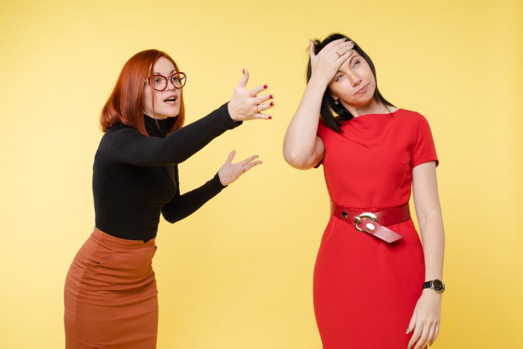Deux femmes en situation de tension, illustrant les signes d'une belle-sœur jalouse.