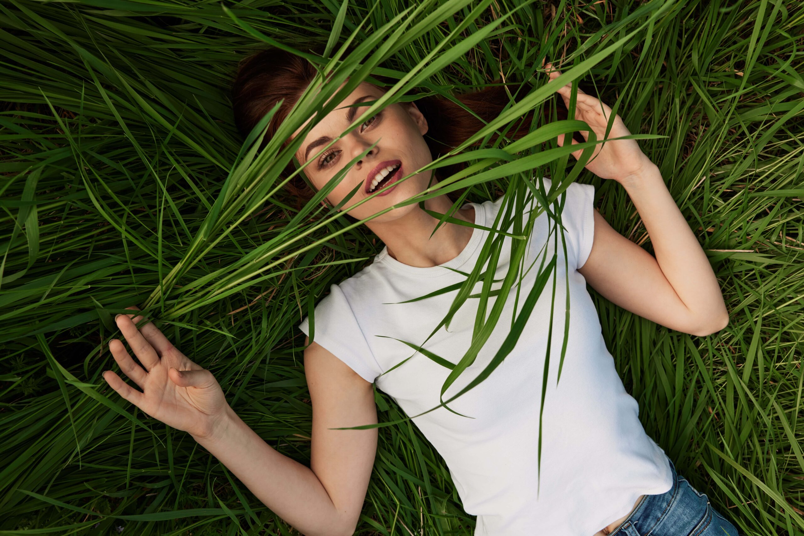 femme allongée dans l'herbe
