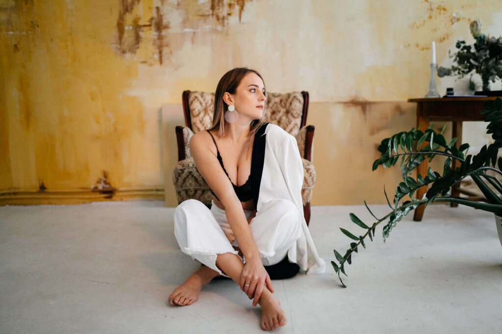 Femme portant des vêtements cosmétiques infusés d'actifs beauté avec fibres intelligentes pour soins de peau intégrés