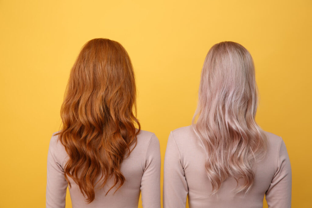 Cheveux avec un balayage avant et après une coloration, illustrant le résultat multi-tons.