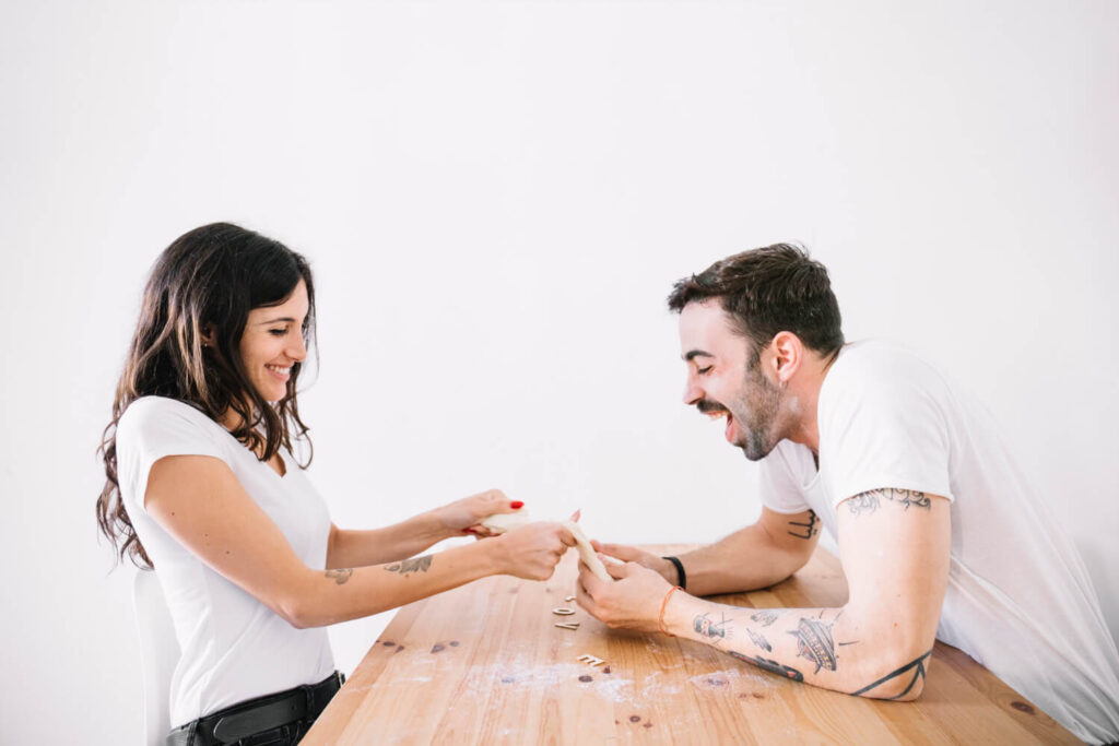 Balise Alt : Couple d'amis dans une situation ambiguë, illustrant le thème "on est amis mais on couche ensemble".