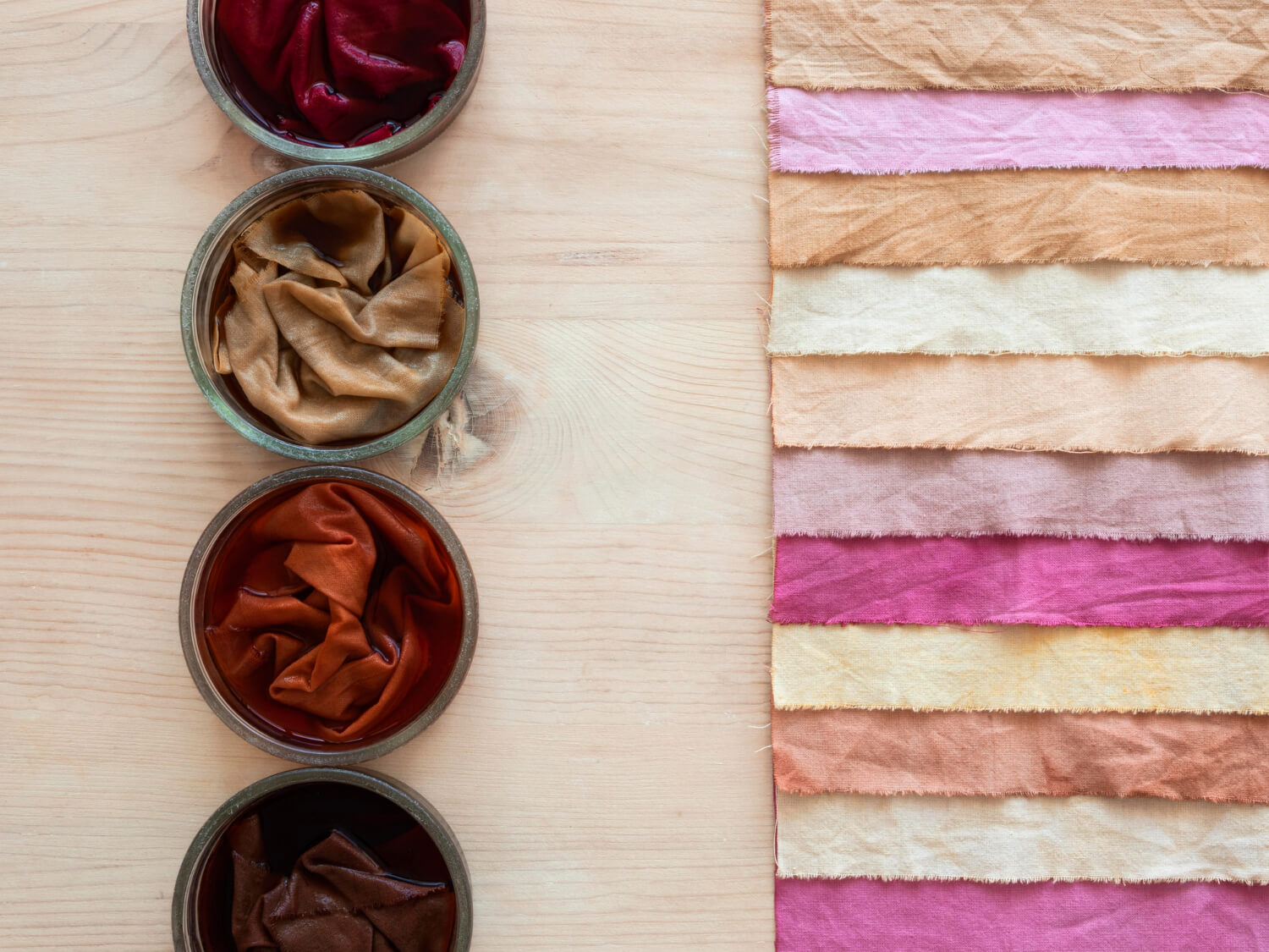 Tissu trop foncé avant et après une tentative de décoloration pour l'éclaircir.