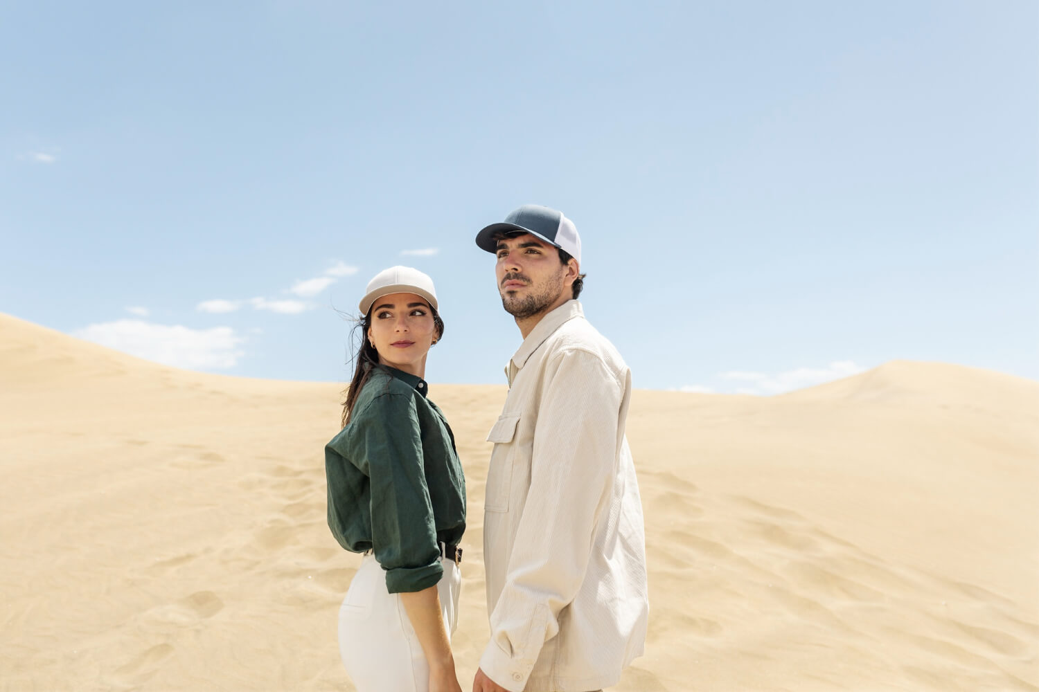 Couple de touristes habillés de manière appropriée (pantalons longs, t-shirts) pour visiter le Maroc en octobre.