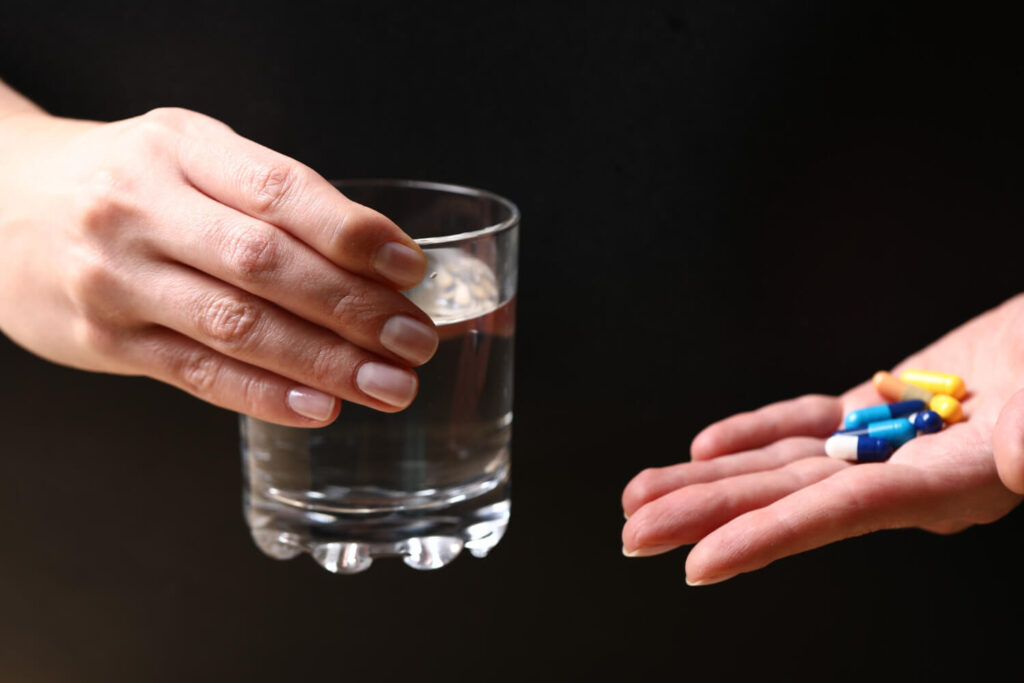 gellules de BOP à côté d'un verre d'eau, illustrant en combien de temps le produit est efficace.