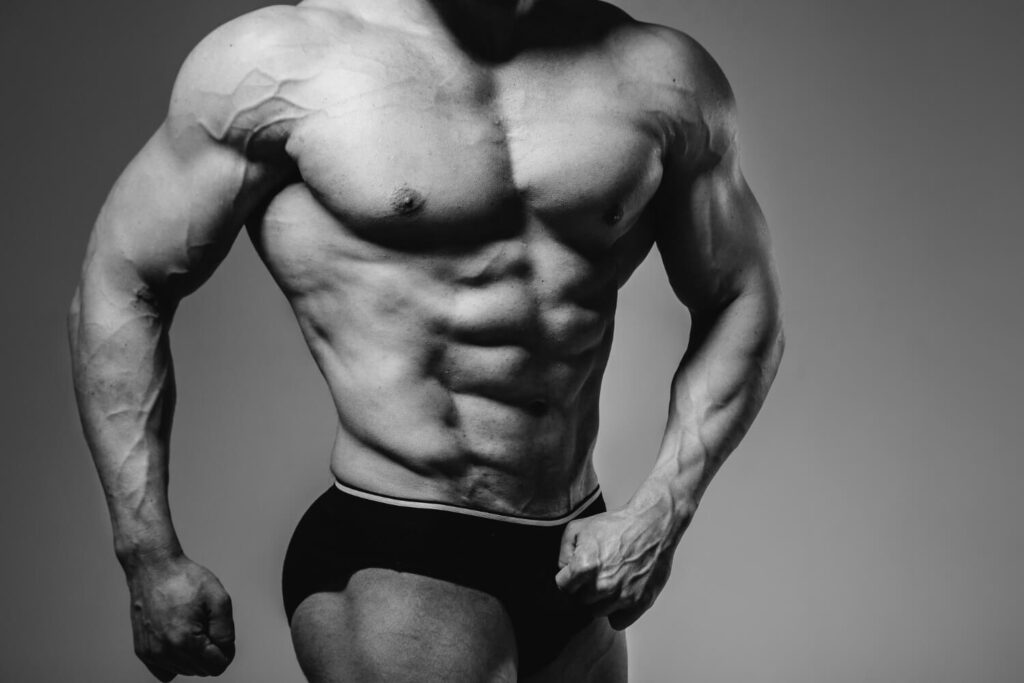 Silhouette d'un homme très musclé, illustrant le débat sur l'attirance pour un "gars trop musclé"
