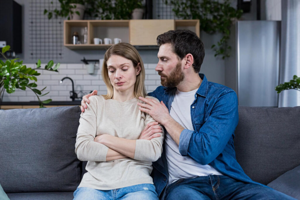 Femme refusant d'être infantilisée par son mari, illustrant le problème d'être traitée comme une petite fille.