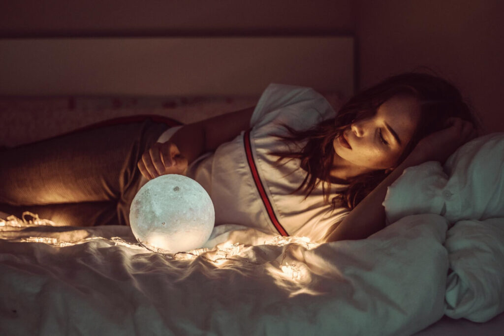 Rêver d'être un homme quand on est une femme : signification 3 femme qui dort et qui rêve