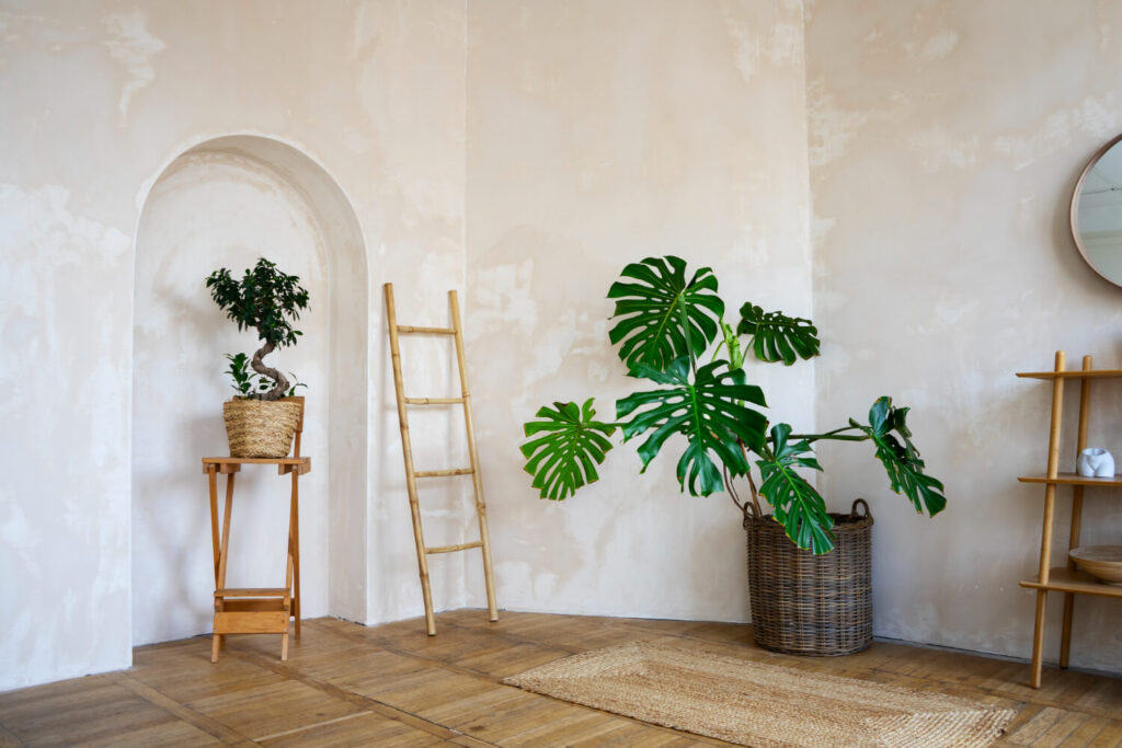 Un intérieur très épuré avec un seul fauteuil, une plante et beaucoup d'espace vide, symbolisant le minimalisme.