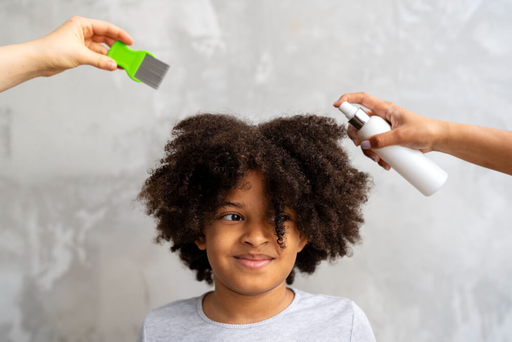 Flacon de shampooing antipelliculaire à côté de la tête d'un enfant,