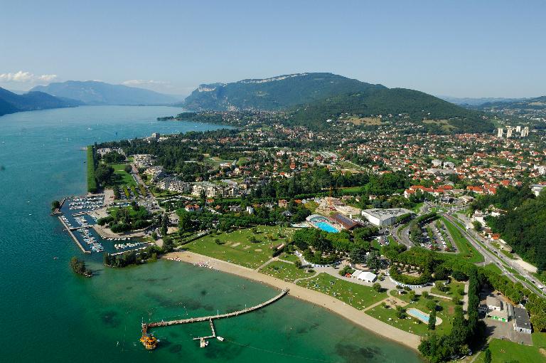 Vue panoramique d'Aix-les-Bains avec le Lac du Bourget, montrant les différents quartiers de la ville.
