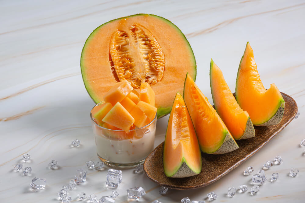 Tranches de melon charentais frais, aliment riche en eau et faible en calories.