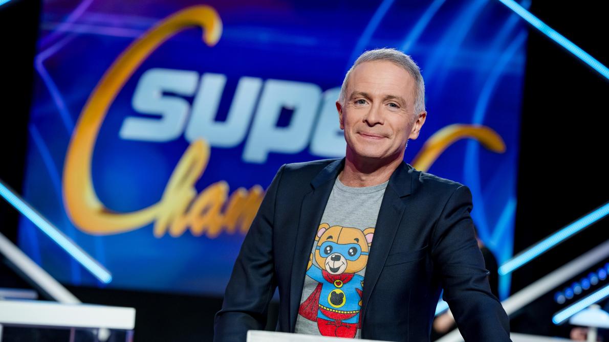 Plateau de télévision du jeu Questions pour un Champion avec Samuel Etienne