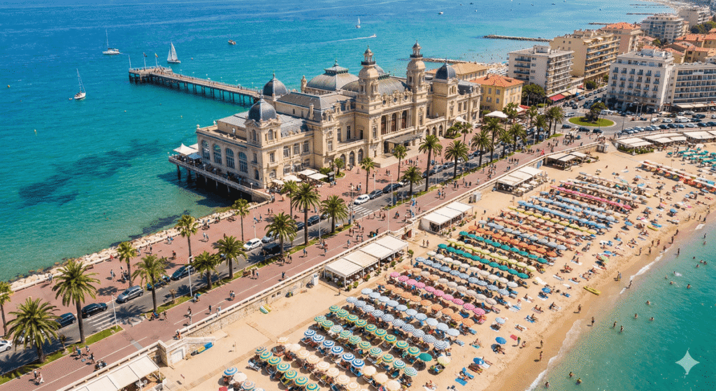 Vue aérienne d'une station balnéaire avec sa promenade de front de mer, ses parasols et son casino.