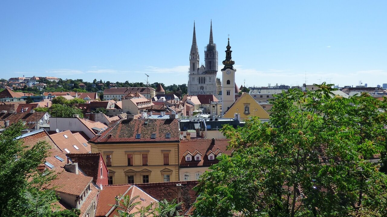 Cathédrale de Zagreb avec ses flèches gothiques, symbole du catholicisme croate.