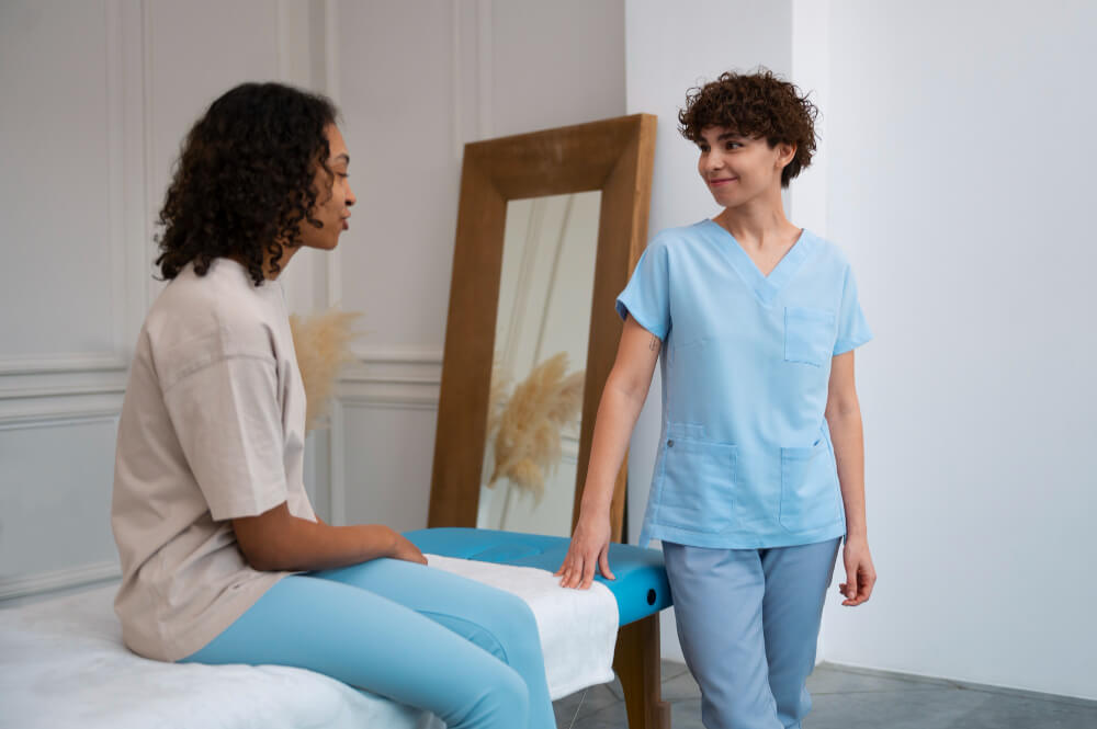 Femme en tenue décontractée discutant avec sa kinésithérapeute avant une séance de rééducation périnéale, illustrant l'importance de la relation de confiance