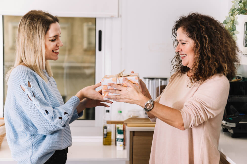 offrir un cadeau à une femme