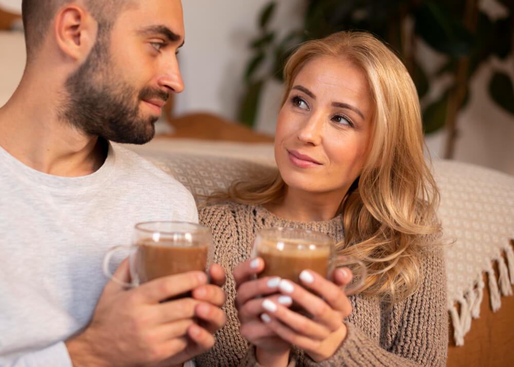 Homme au regard intense observant une femme avec insistance depuis l'autre bout d'un café