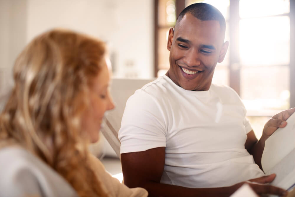 Deux partenaires en pleine discussion calme pour améliorer leur communication et leur compréhension mutuelle.