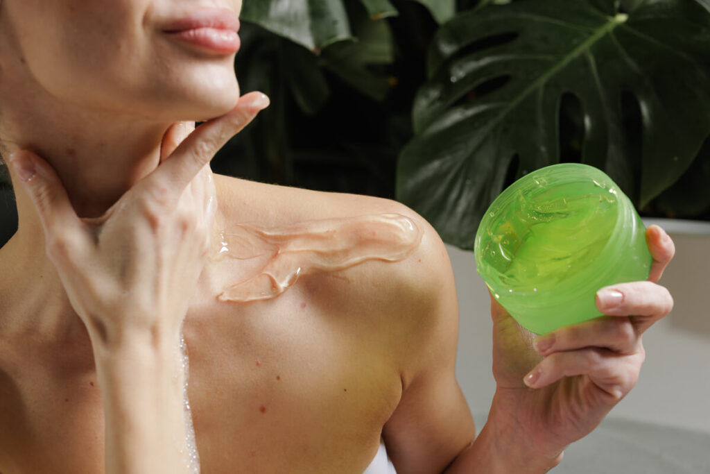 Application généreuse d'un gel d'aloe vera sur une peau échauffée.