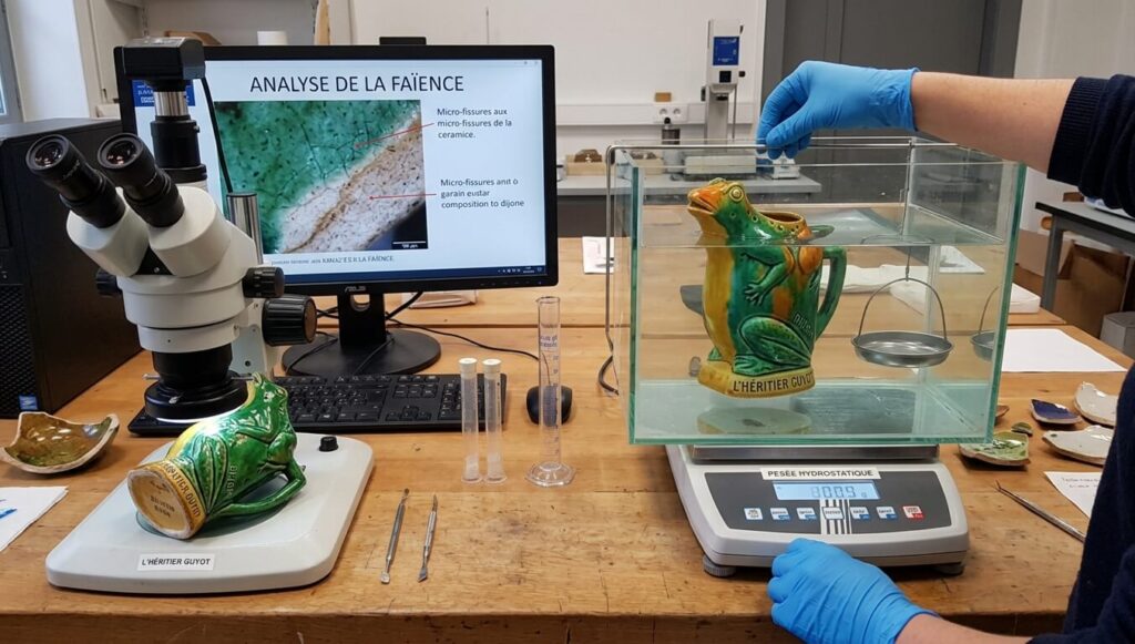 Pesée hydrostatique et analyse de la faïence d'une barbotine L'Héritier Guyot originale
