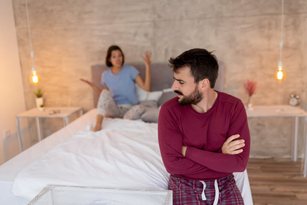 Couple en pleine discussion sérieuse essayant de résoudre une crise de confiance