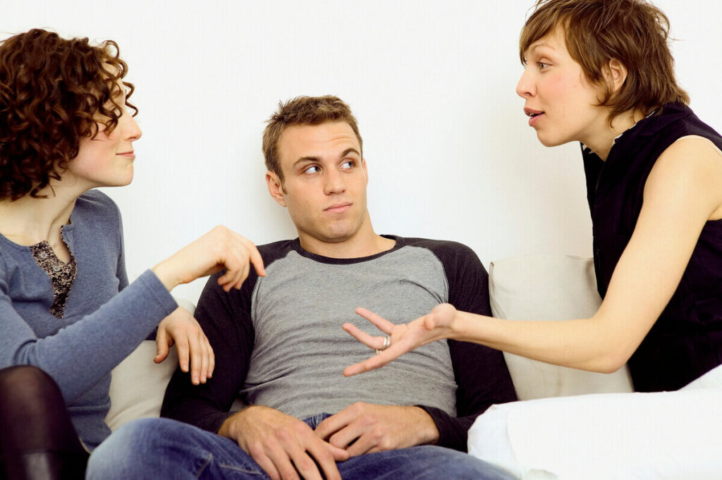 Illustration d'une discussion tendue liée à une situation d'infidélité.