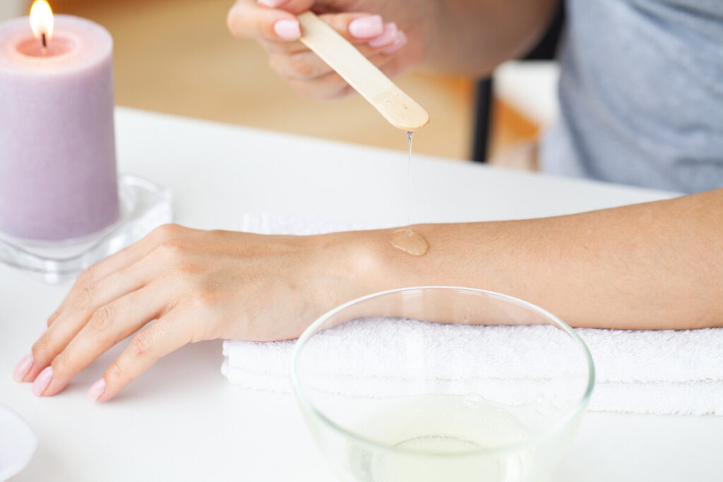 Comment réussir sa cire au bain marie sans brûlure ? 3 Test de la température de la cire chaude sur l'intérieur du poignet avant application.